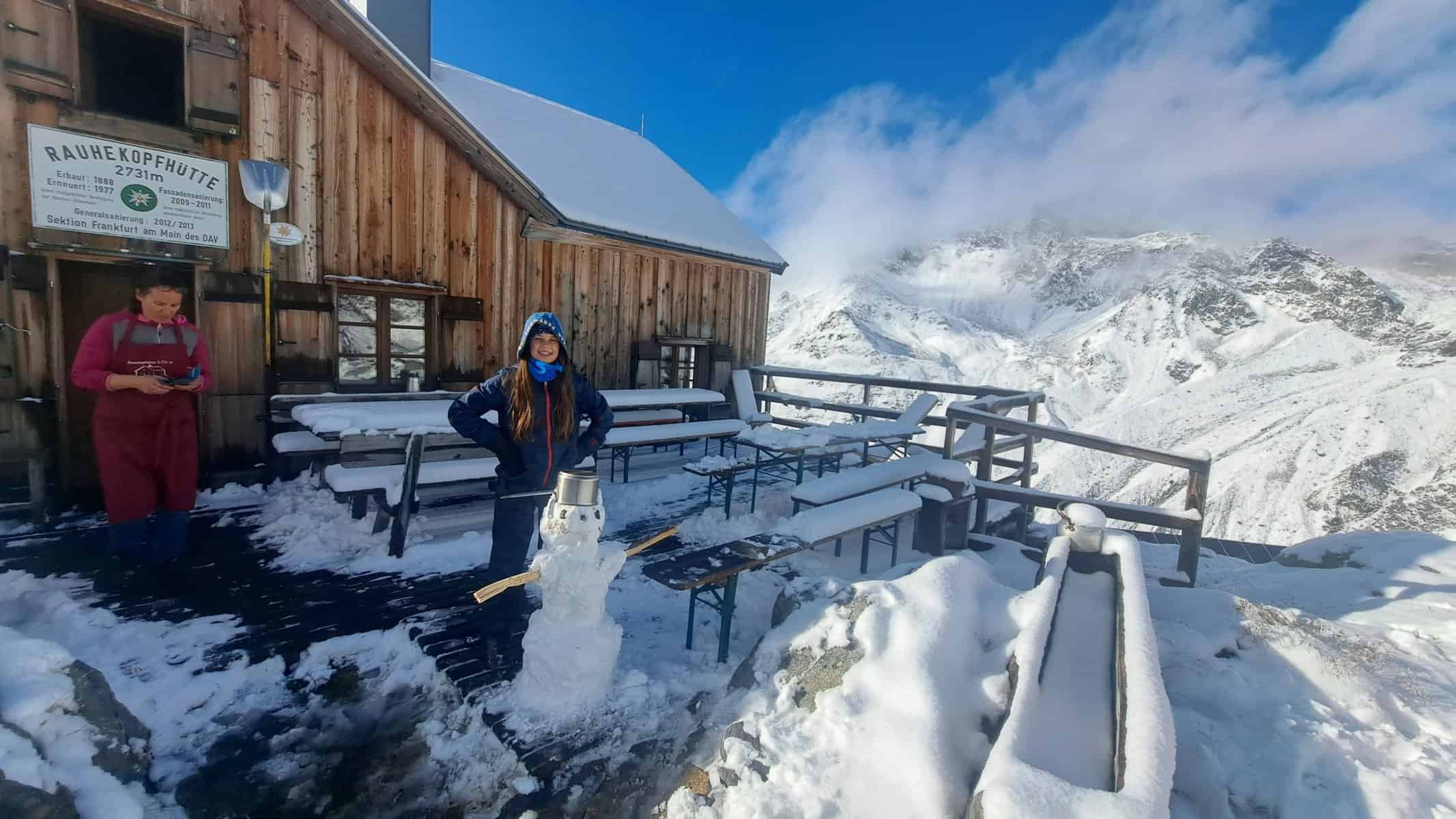 Mehr über den Artikel erfahren Wer würde gern 2 Wochen ehrenamtlich auf einer Berghütte arbeiten, die oberhalb eines Gletschers liegt?